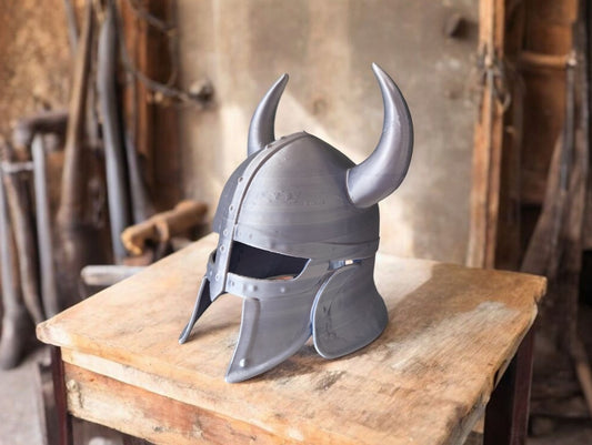 Casque viking usé par les combats - vue 1