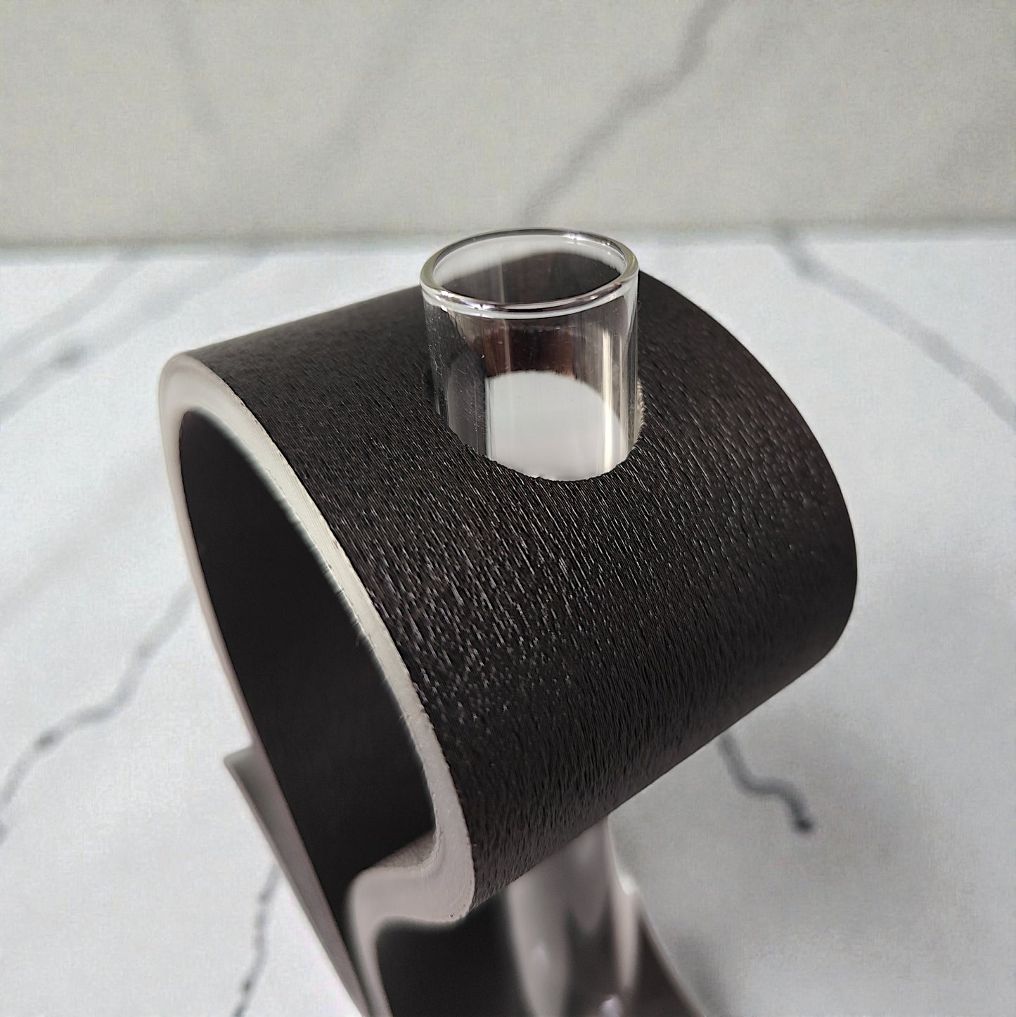 Vase design moderne avec tube en verre